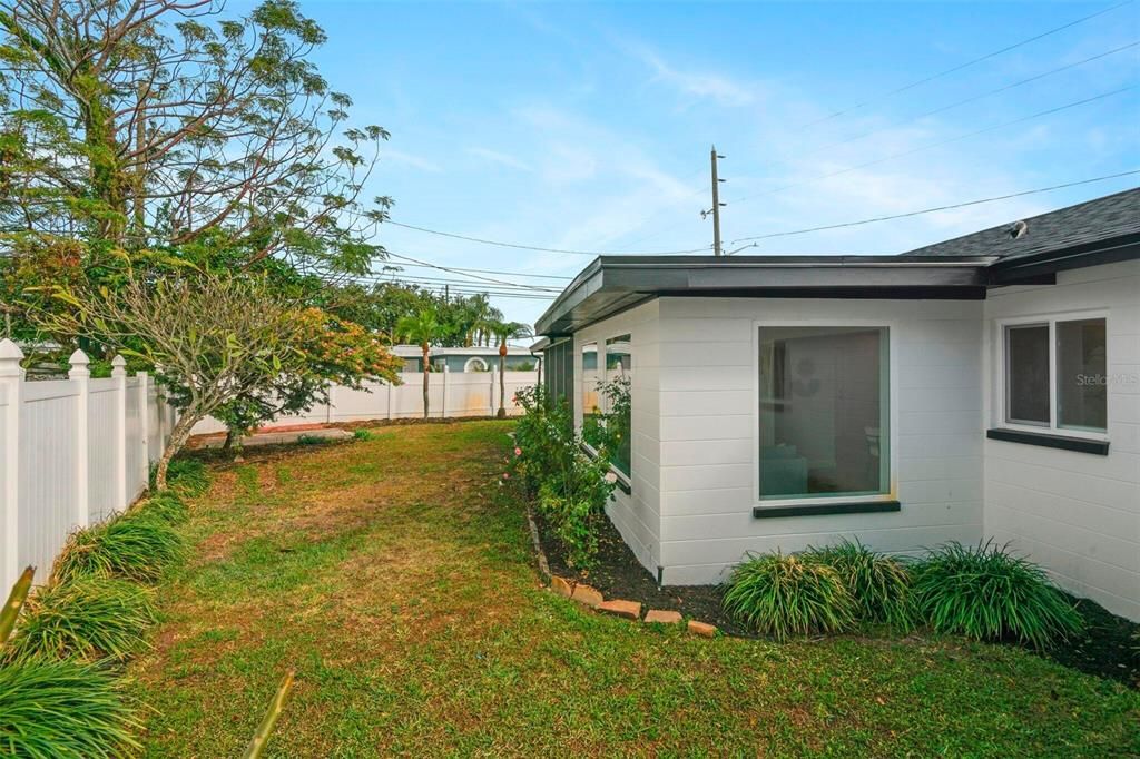 For Sale: $339,000 (2 beds, 1 baths, 1133 Square Feet)