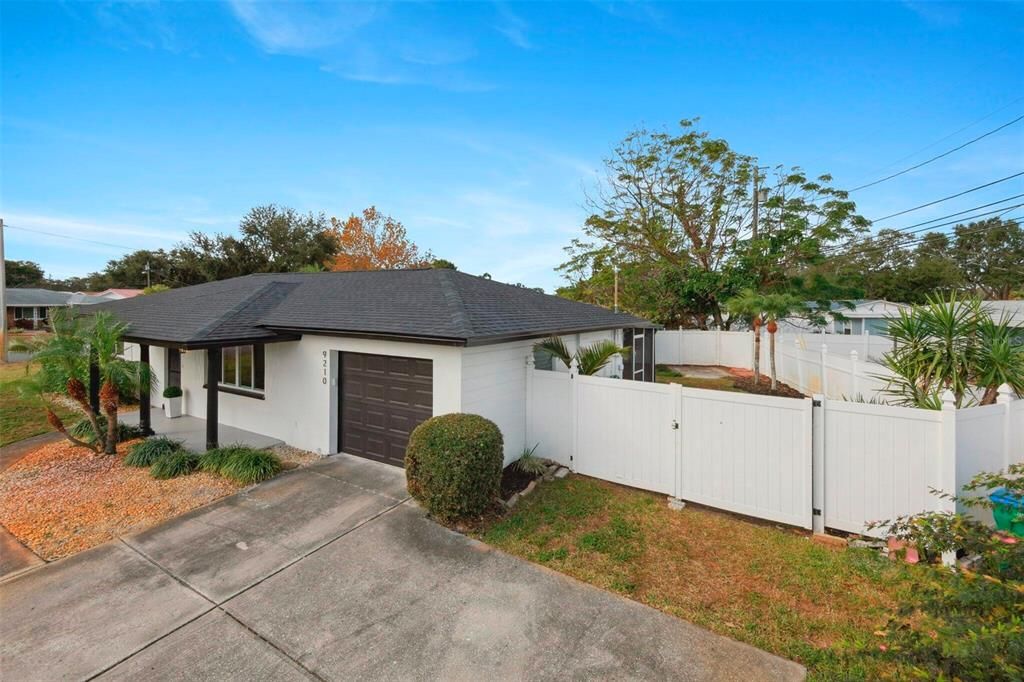 For Sale: $339,000 (2 beds, 1 baths, 1133 Square Feet)