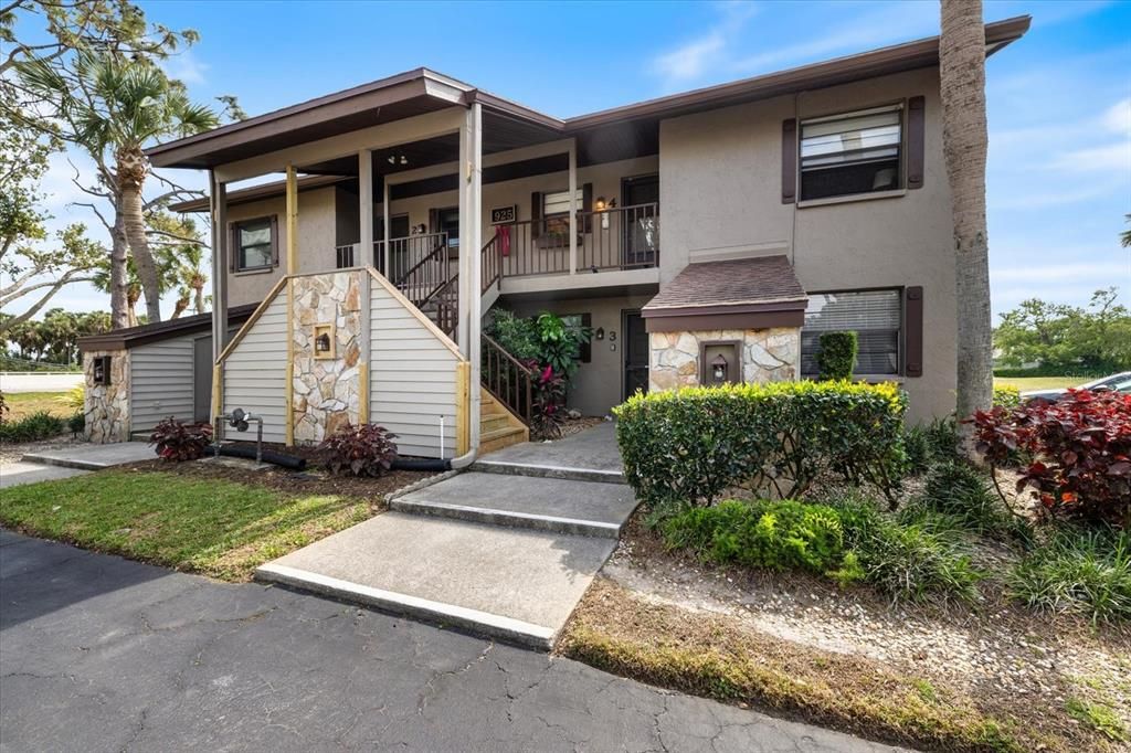 For Sale: $215,000 (2 beds, 2 baths, 908 Square Feet)