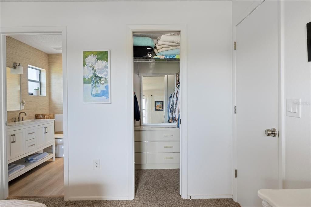 For Sale: $215,000 (2 beds, 2 baths, 908 Square Feet)