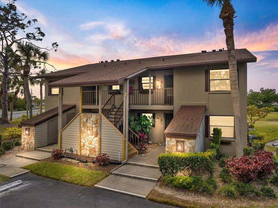 For Sale: $215,000 (2 beds, 2 baths, 908 Square Feet)