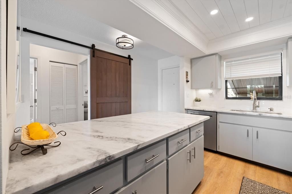 For Sale: $215,000 (2 beds, 2 baths, 908 Square Feet)