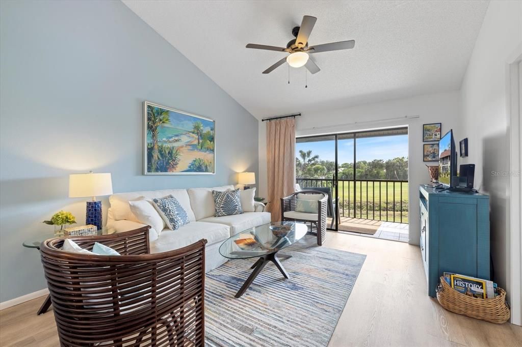 For Sale: $215,000 (2 beds, 2 baths, 908 Square Feet)