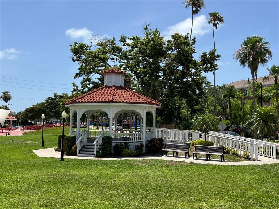 For Sale: $215,000 (2 beds, 2 baths, 908 Square Feet)