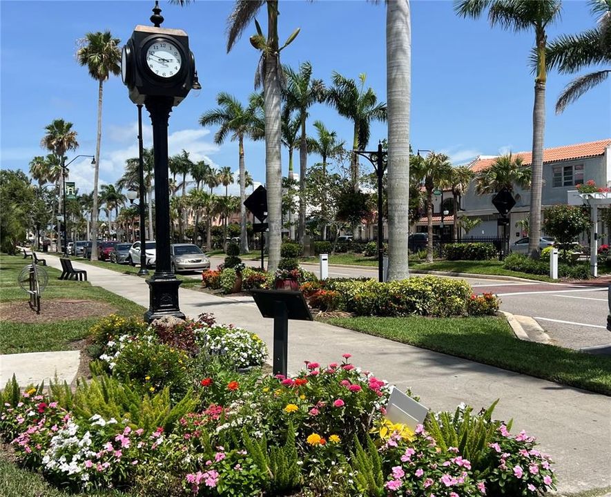 For Sale: $215,000 (2 beds, 2 baths, 908 Square Feet)