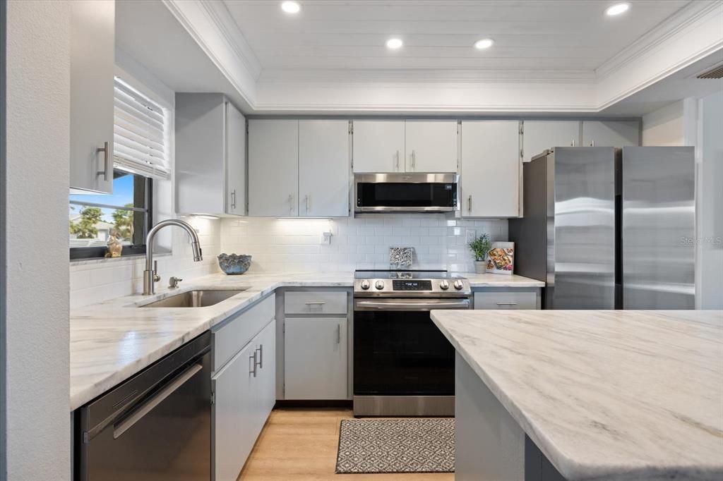 For Sale: $215,000 (2 beds, 2 baths, 908 Square Feet)