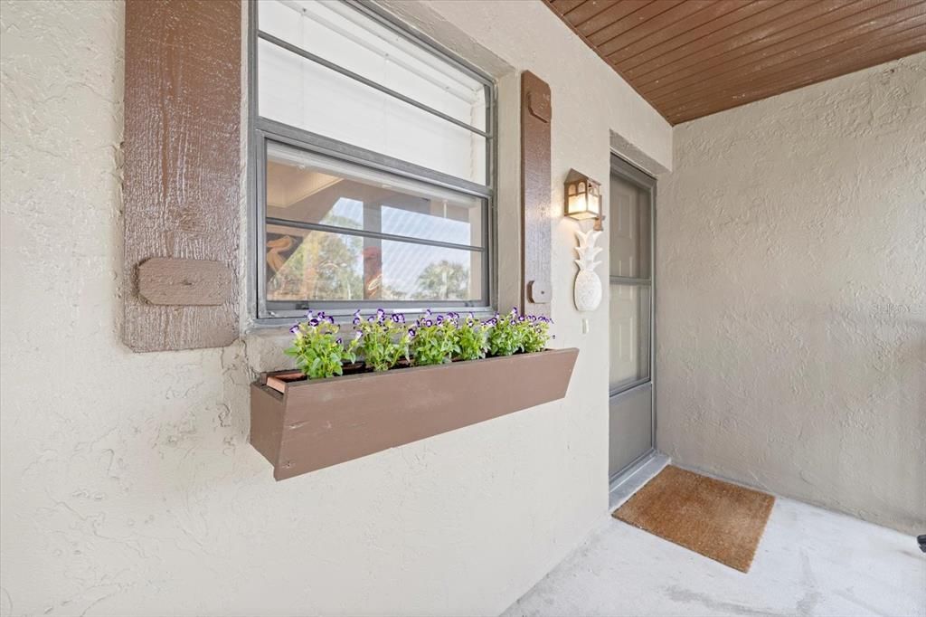 For Sale: $215,000 (2 beds, 2 baths, 908 Square Feet)