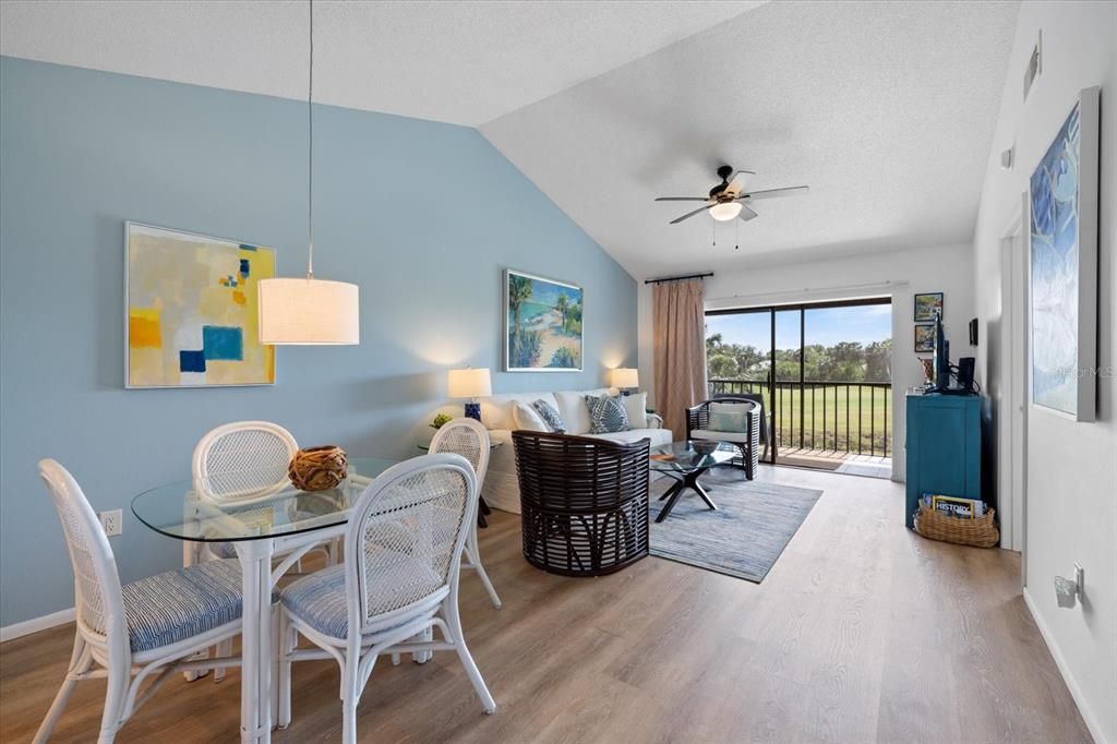 For Sale: $215,000 (2 beds, 2 baths, 908 Square Feet)