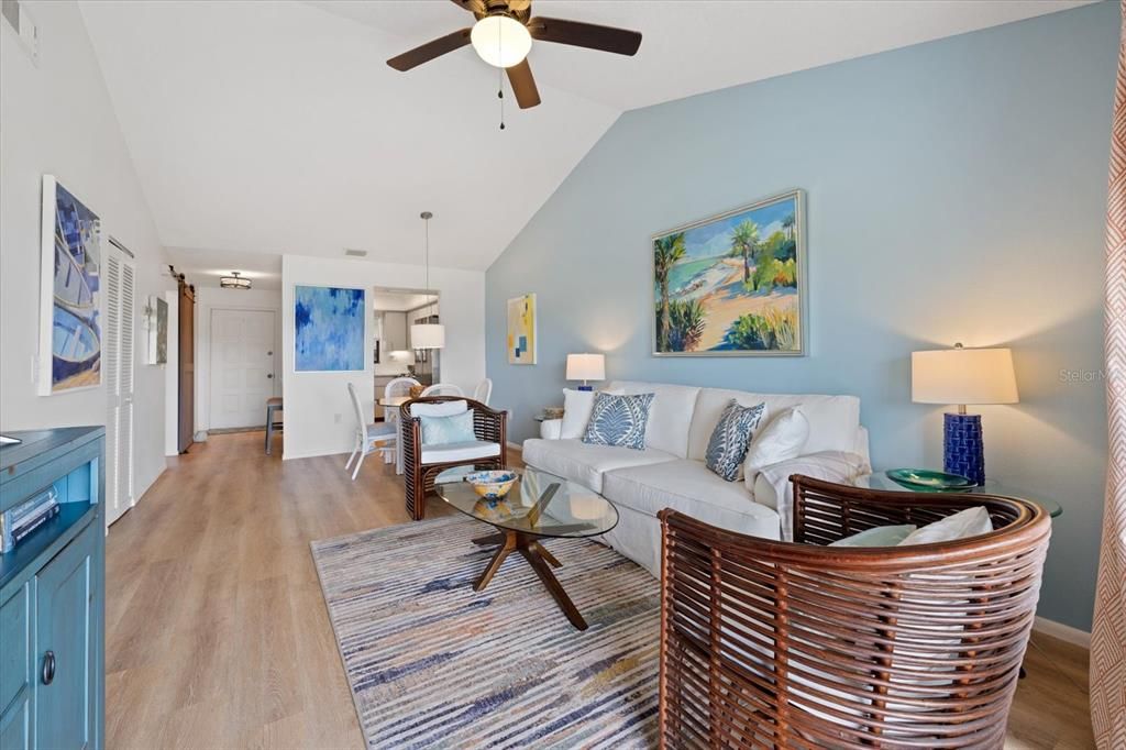 For Sale: $215,000 (2 beds, 2 baths, 908 Square Feet)