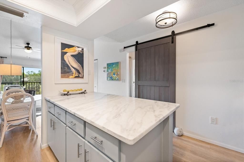 For Sale: $215,000 (2 beds, 2 baths, 908 Square Feet)