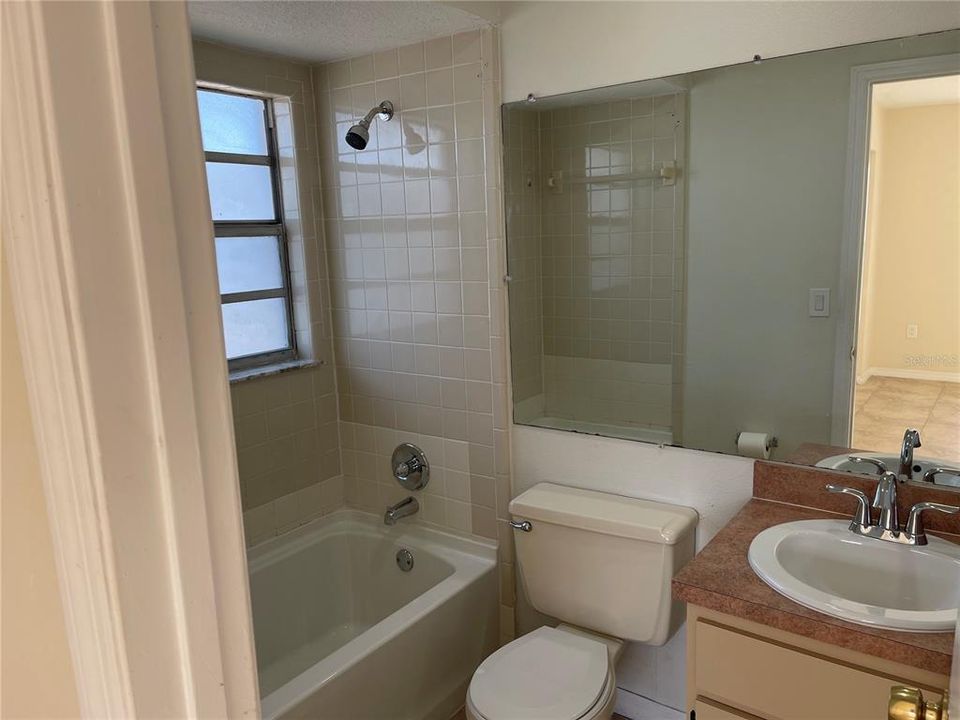 На продажу: $360,000 (4 спален, 0 ванн, 2214 Квадратных фут)