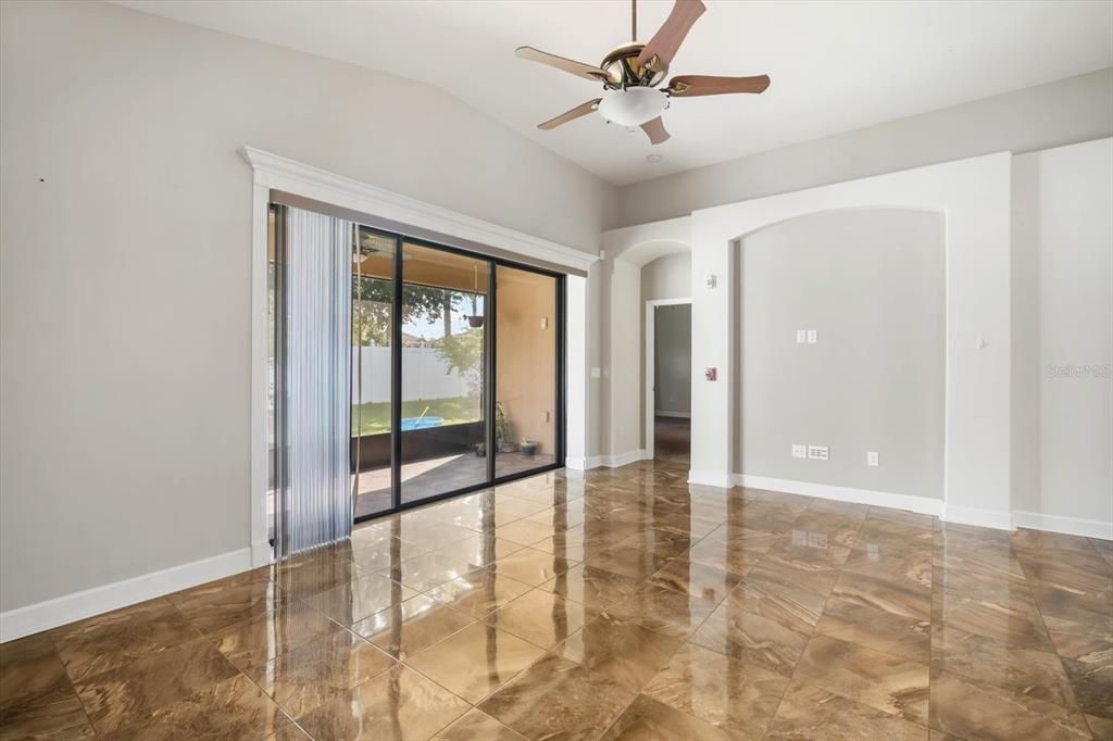 合同活跃: $379,000 (3 贝兹, 2 浴室, 2022 平方英尺)