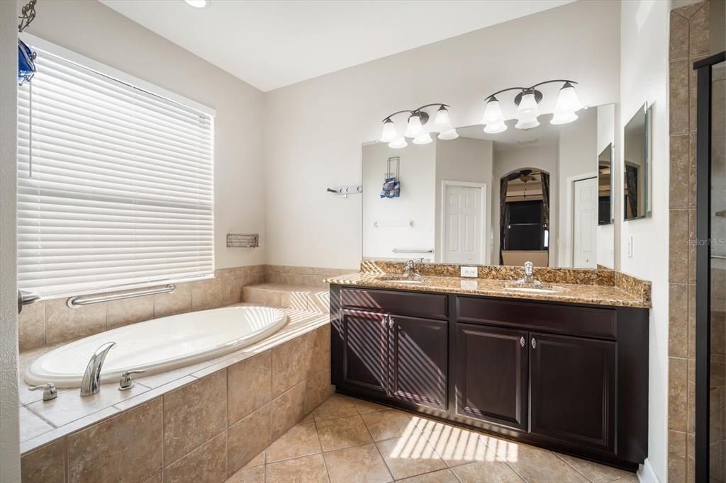 合同活跃: $379,000 (3 贝兹, 2 浴室, 2022 平方英尺)