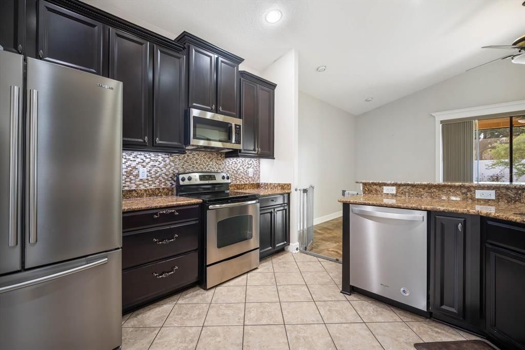 合同活跃: $379,000 (3 贝兹, 2 浴室, 2022 平方英尺)