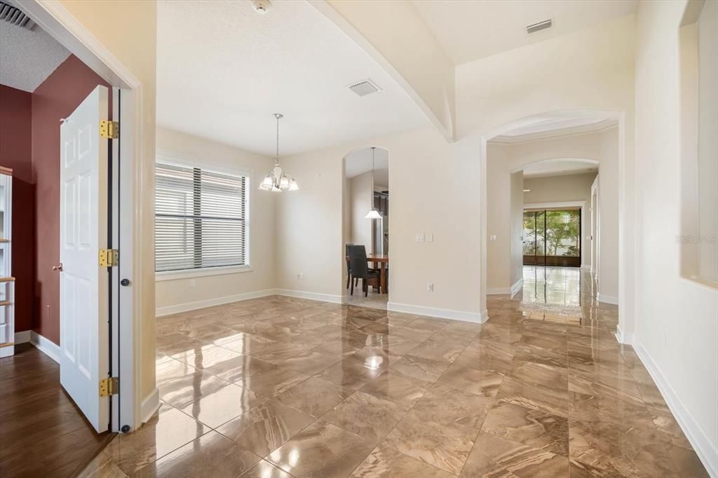 合同活跃: $379,000 (3 贝兹, 2 浴室, 2022 平方英尺)