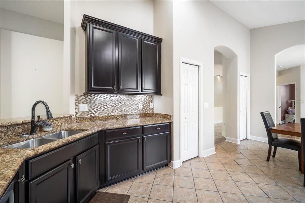 合同活跃: $379,000 (3 贝兹, 2 浴室, 2022 平方英尺)