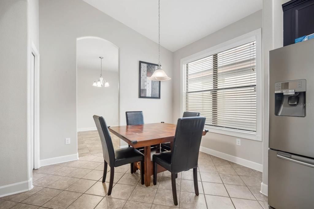 合同活跃: $379,000 (3 贝兹, 2 浴室, 2022 平方英尺)