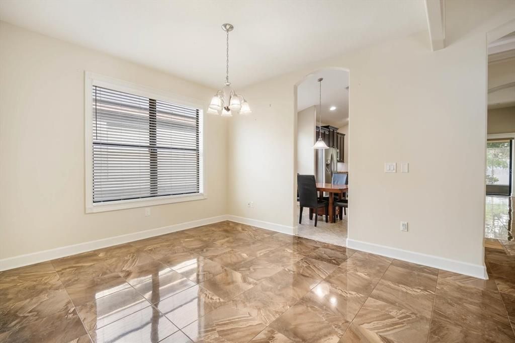 合同活跃: $379,000 (3 贝兹, 2 浴室, 2022 平方英尺)