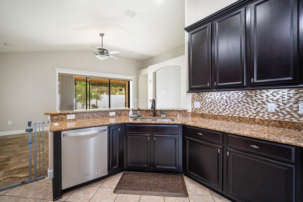 合同活跃: $379,000 (3 贝兹, 2 浴室, 2022 平方英尺)