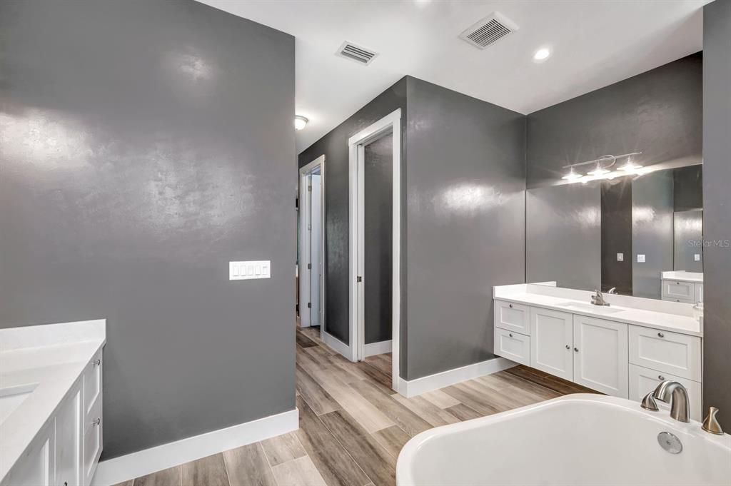 For Sale: $500,000 (4 beds, 2 baths, 1839 Square Feet)