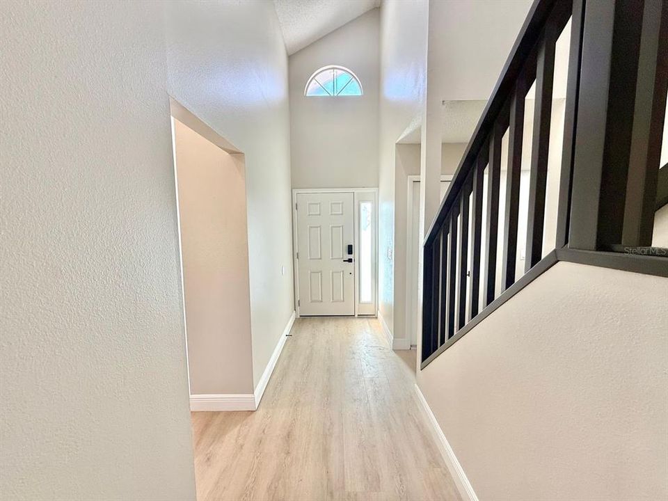 合同活跃: $3,200 (3 贝兹, 2 浴室, 2035 平方英尺)