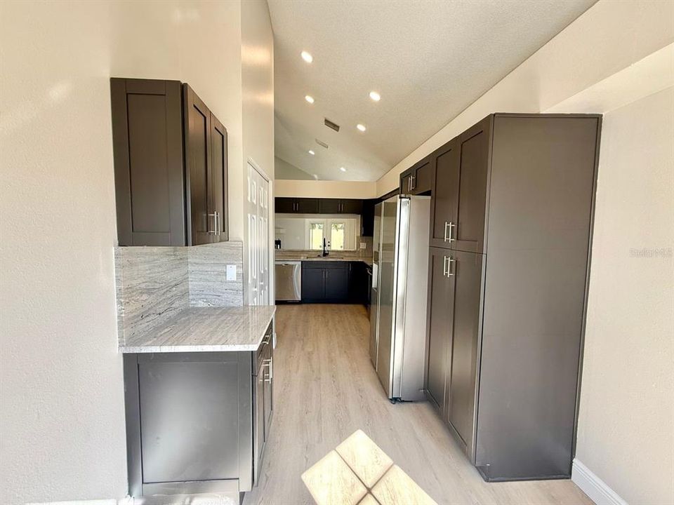 合同活跃: $3,200 (3 贝兹, 2 浴室, 2035 平方英尺)