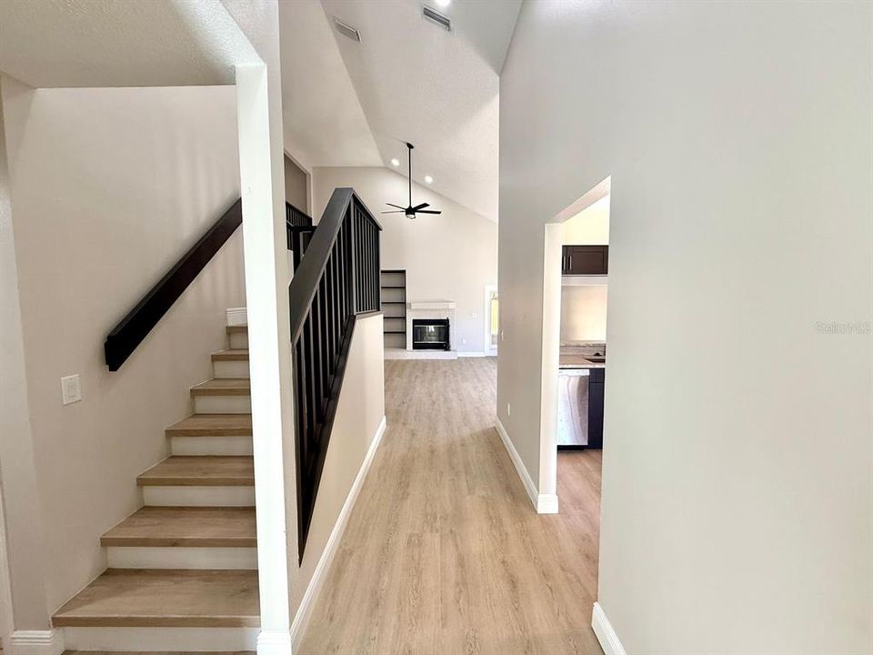 合同活跃: $3,200 (3 贝兹, 2 浴室, 2035 平方英尺)