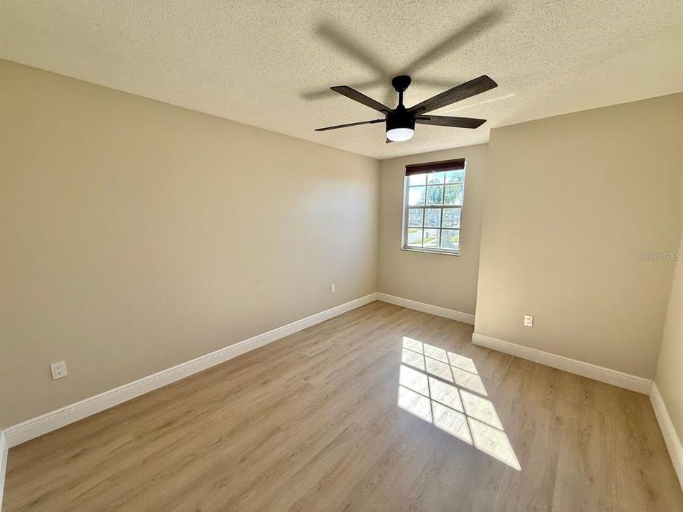 合同活跃: $3,200 (3 贝兹, 2 浴室, 2035 平方英尺)