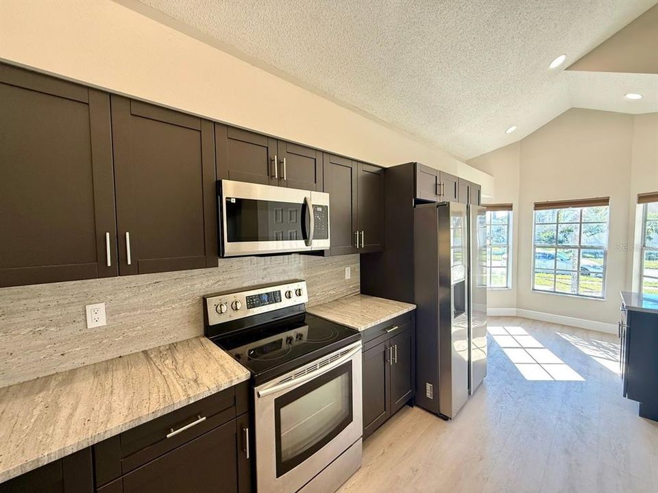 合同活跃: $3,200 (3 贝兹, 2 浴室, 2035 平方英尺)