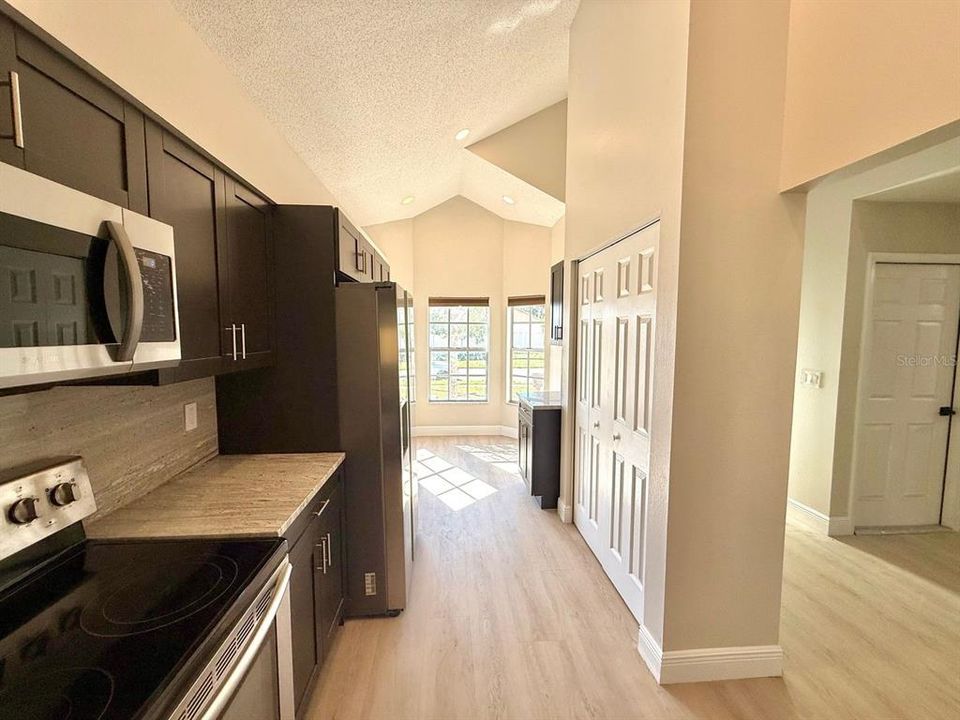 合同活跃: $3,200 (3 贝兹, 2 浴室, 2035 平方英尺)