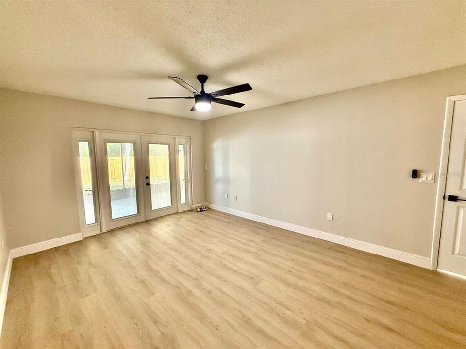 合同活跃: $3,200 (3 贝兹, 2 浴室, 2035 平方英尺)