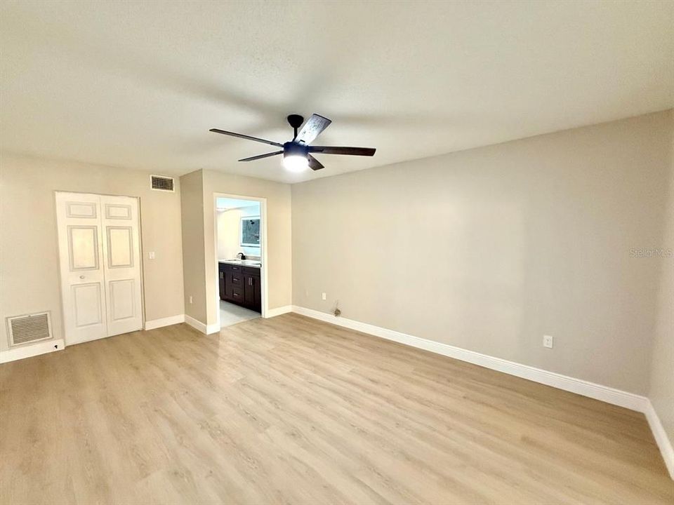 合同活跃: $3,200 (3 贝兹, 2 浴室, 2035 平方英尺)