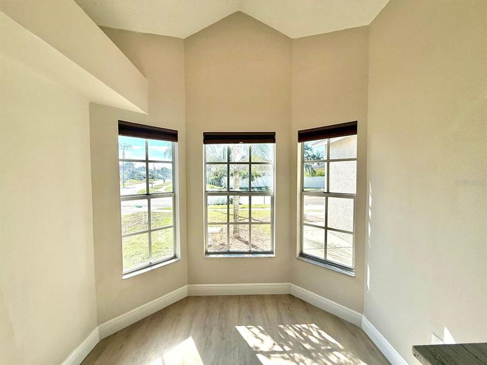 合同活跃: $3,200 (3 贝兹, 2 浴室, 2035 平方英尺)