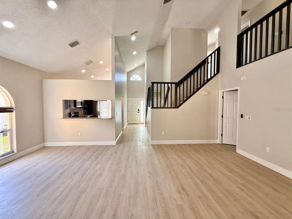 合同活跃: $3,200 (3 贝兹, 2 浴室, 2035 平方英尺)