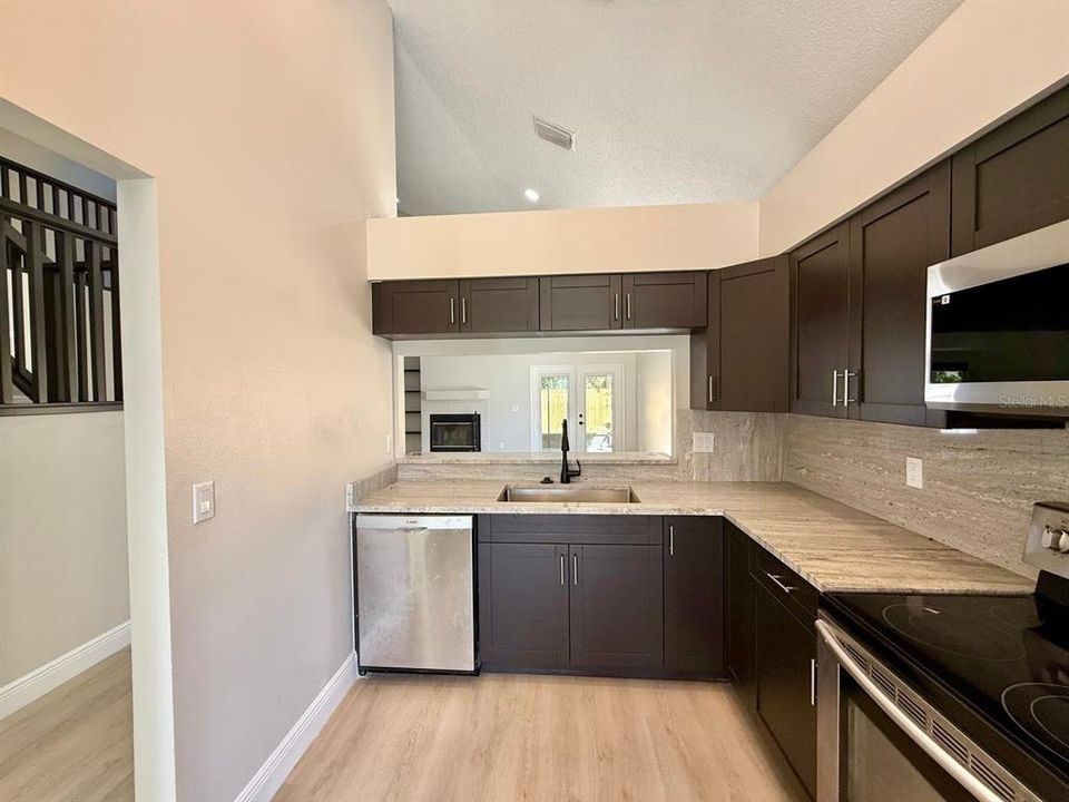 合同活跃: $3,200 (3 贝兹, 2 浴室, 2035 平方英尺)