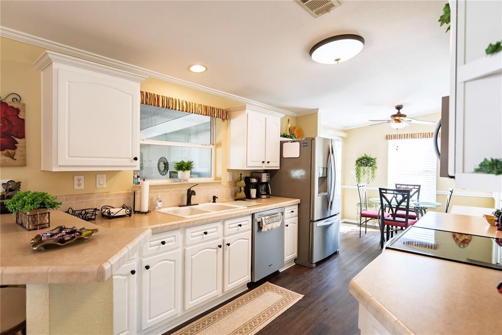 На продажу: $185,000 (3 спален, 2 ванн, 1296 Квадратных фут)