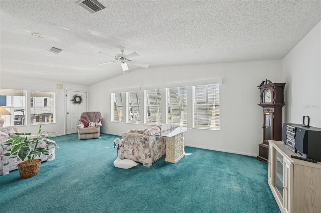 For Sale: $275,000 (2 beds, 2 baths, 1842 Square Feet)