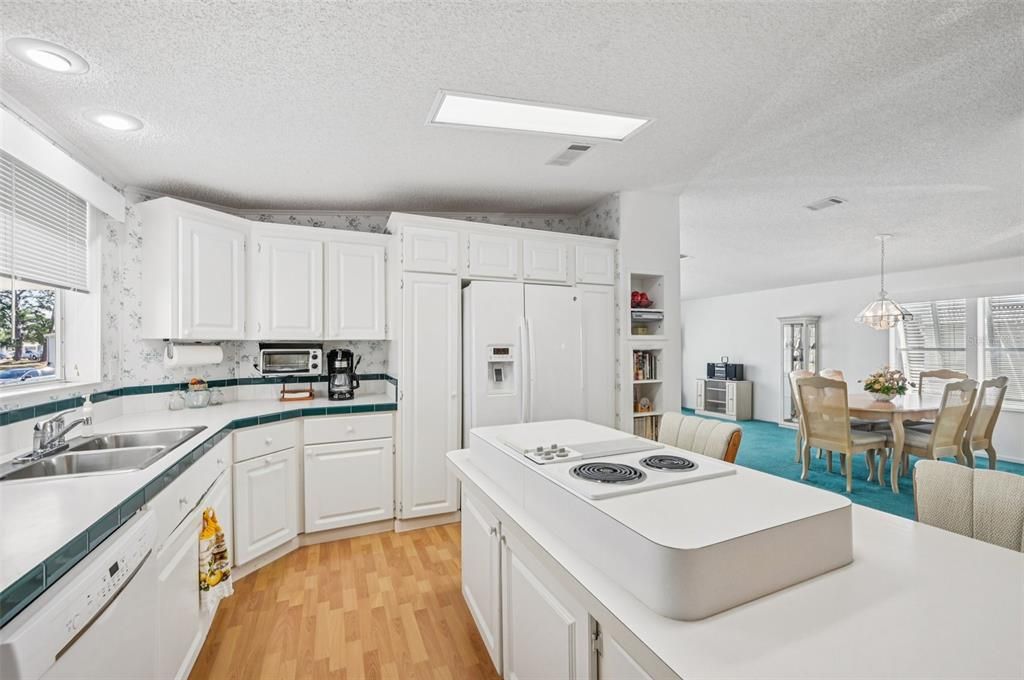 For Sale: $275,000 (2 beds, 2 baths, 1842 Square Feet)