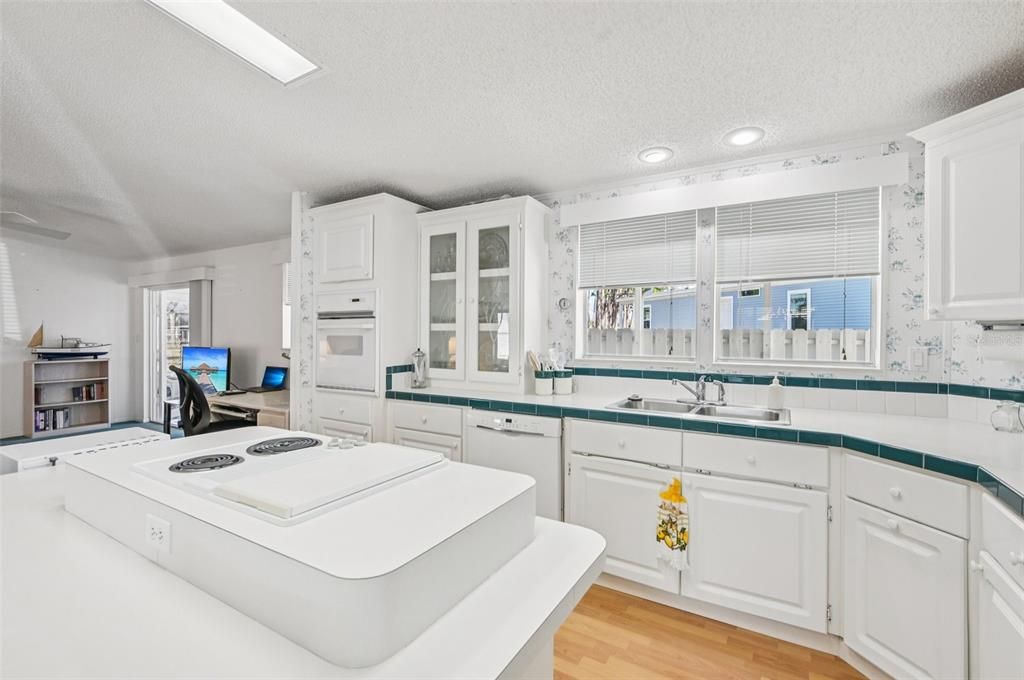 For Sale: $275,000 (2 beds, 2 baths, 1842 Square Feet)