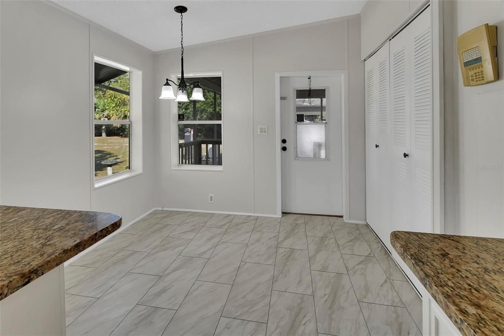 待售: $299,900 (3 贝兹, 2 浴室, 1296 平方英尺)