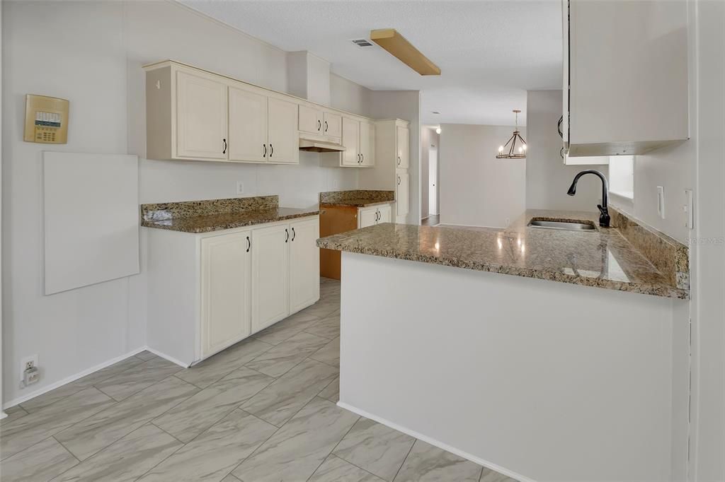 待售: $299,900 (3 贝兹, 2 浴室, 1296 平方英尺)