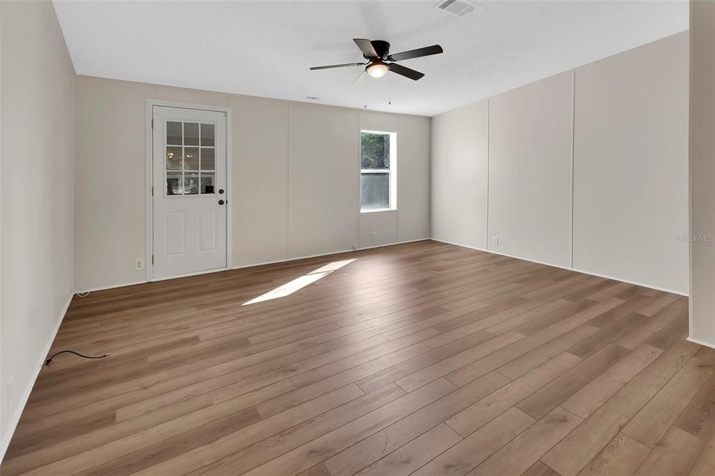 待售: $299,900 (3 贝兹, 2 浴室, 1296 平方英尺)