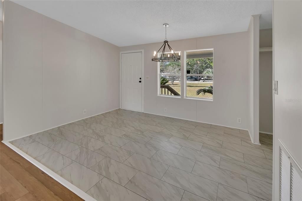 待售: $299,900 (3 贝兹, 2 浴室, 1296 平方英尺)