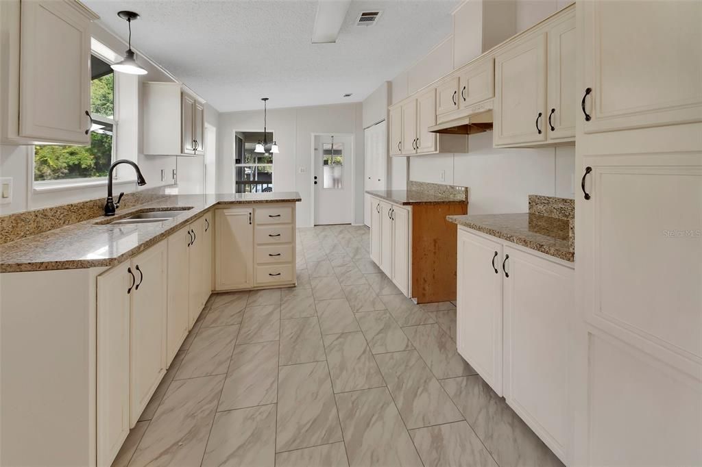 待售: $299,900 (3 贝兹, 2 浴室, 1296 平方英尺)