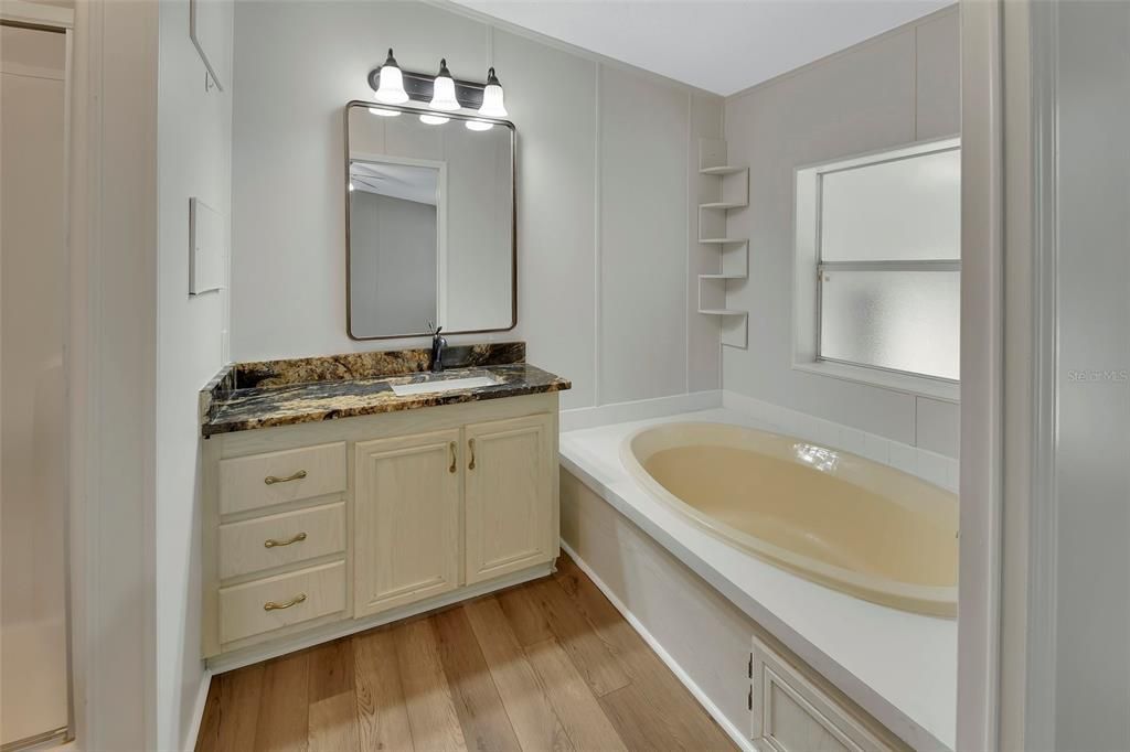 待售: $299,900 (3 贝兹, 2 浴室, 1296 平方英尺)