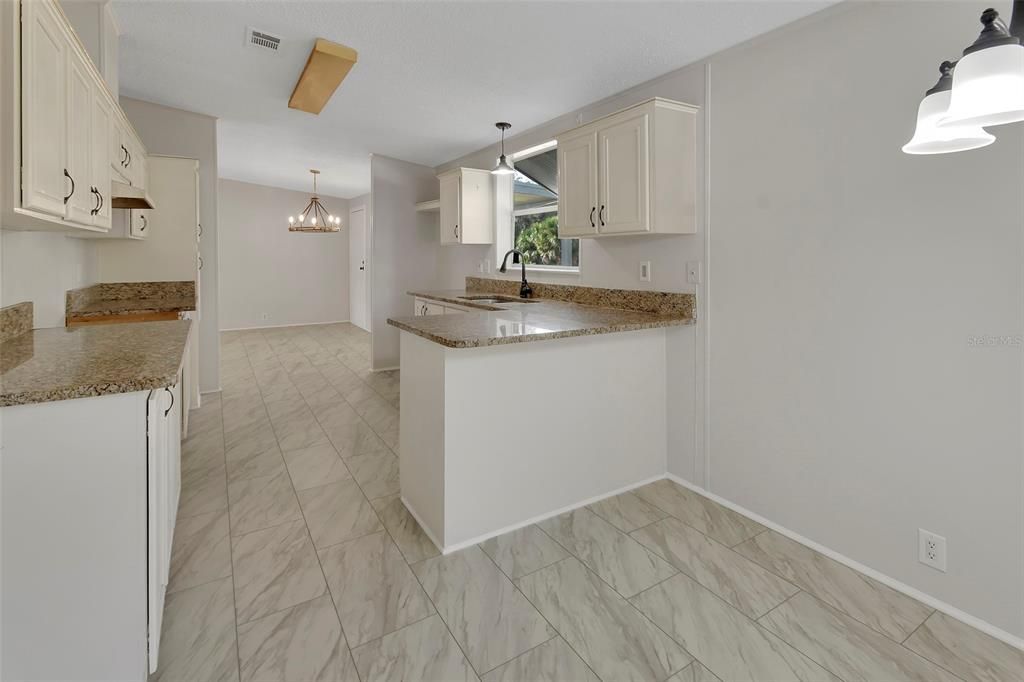 待售: $299,900 (3 贝兹, 2 浴室, 1296 平方英尺)