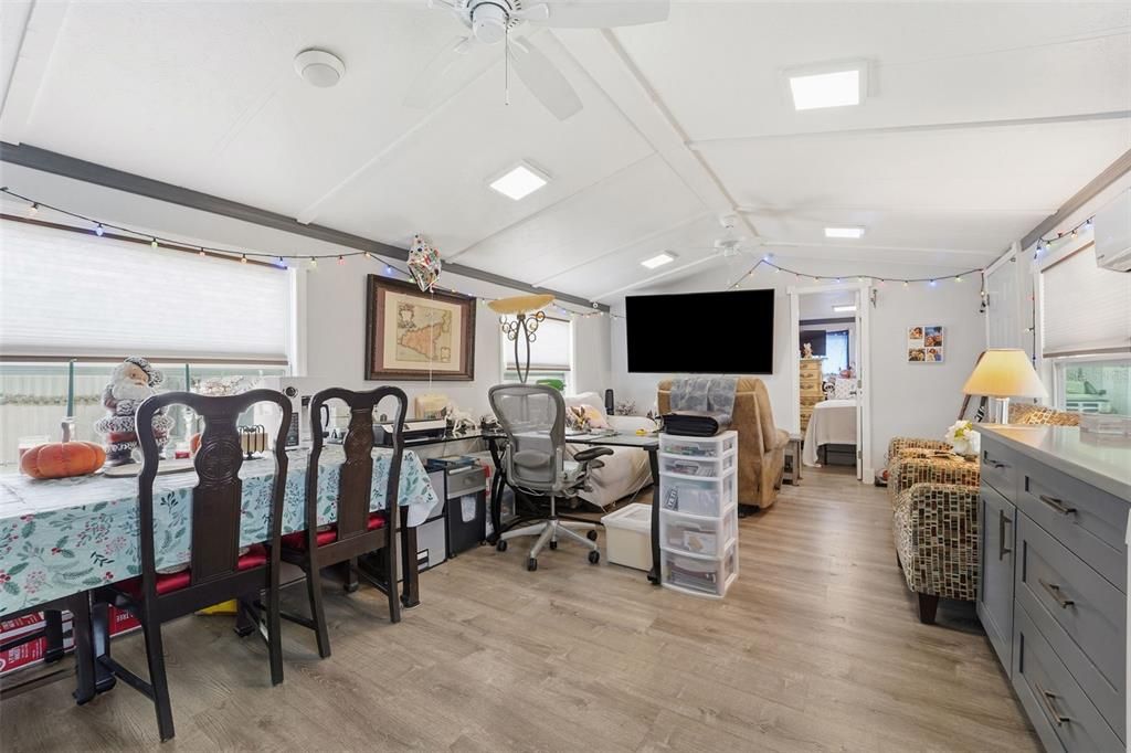 待售: $99,900 (2 贝兹, 1 浴室, 750 平方英尺)