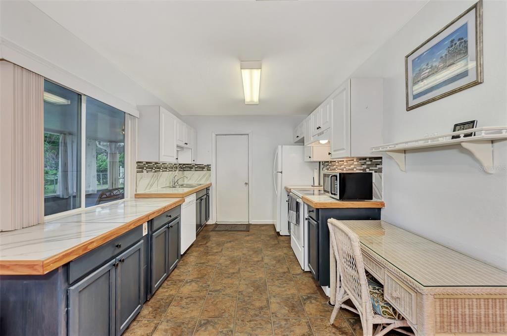 For Sale: $234,800 (2 beds, 2 baths, 912 Square Feet)