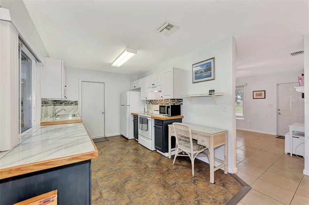 For Sale: $234,800 (2 beds, 2 baths, 912 Square Feet)