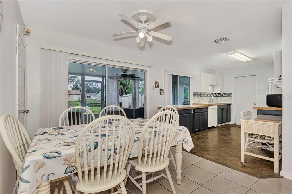 For Sale: $234,800 (2 beds, 2 baths, 912 Square Feet)